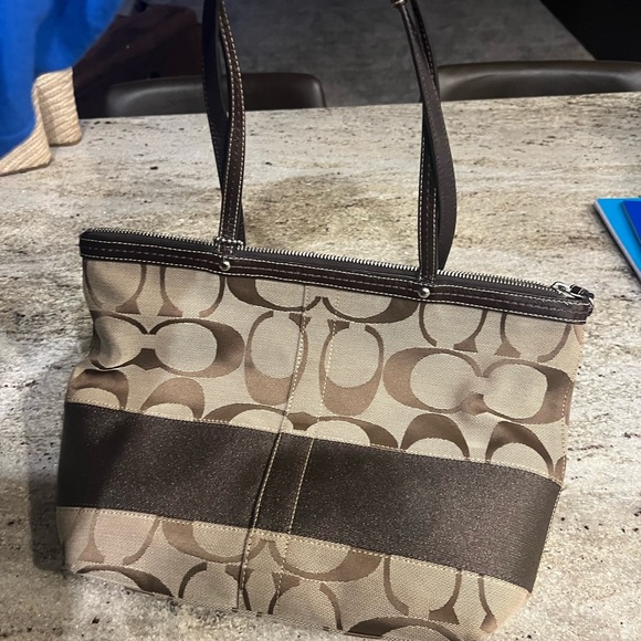 Coach handbag in excellent shape - Picture 3 of 6